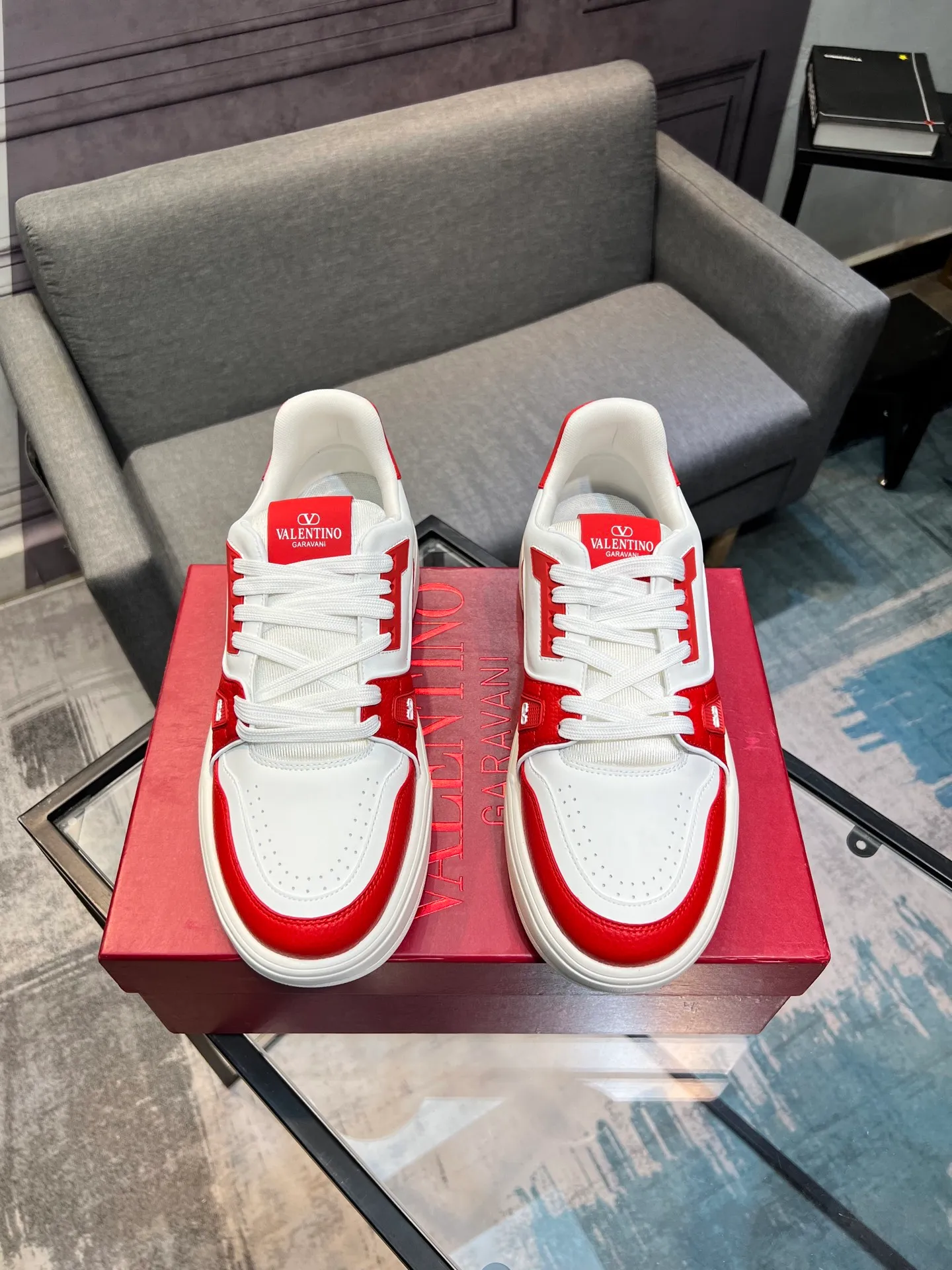Men's men's shoes 💰660 𝑽𝒂𝒍𝒆𝒏𝒕𝒊𝒏𝒐 Valentino 𝑶𝒏𝒆𝑺𝒕𝒖𝒅 Couple's sneaker series Valentino 2025 latest couple's sneakers, celebrity style, hot sale. The original ZP was purchased and dismantled. Repeated pattern making and modification. I strive to restore the original version 1:1! Top luxury masterpiece, soft and comfortable, combining fashion and leisure, bringing excellent elegant texture and excellent on-foot comfort. Top purchase version upper: imported calfskin surface/original oil edge craftsmanship. Inner: water-dyed cowhide lining. Outsole: original development 𝐓𝐏𝐔 two-color combination outsole. Packaging: original configuration complete package. Code number: 35-44 yards. 34.45 can be customized. Can be customized (self-labeled-no label) order.
